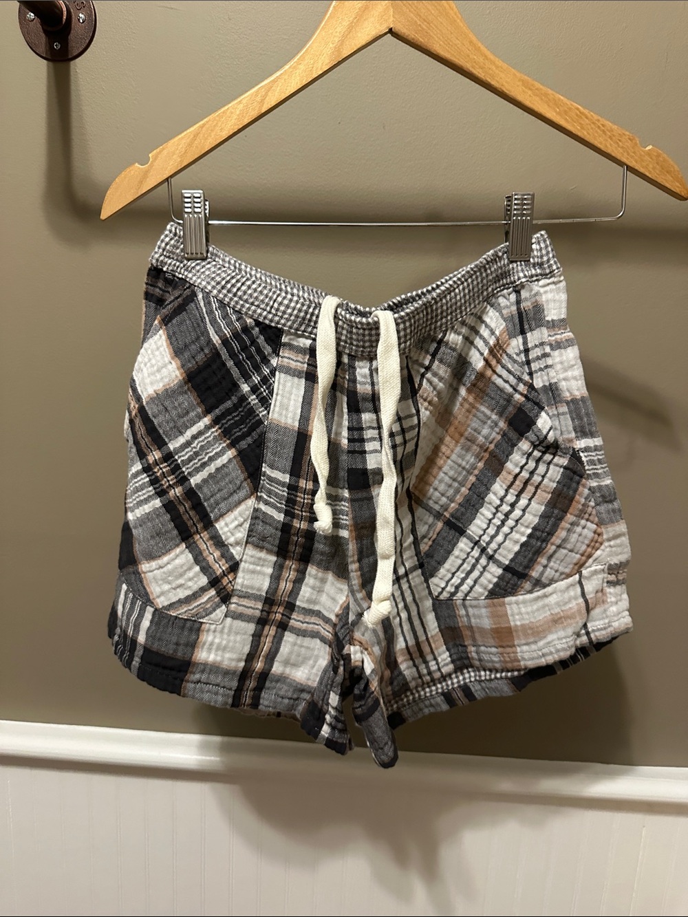 aerie Plaid Drawstring Shorts in Black, White & Brown
